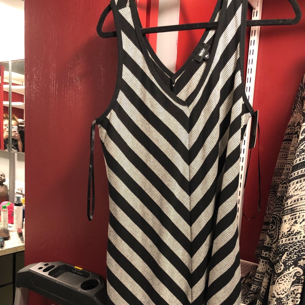 V neck sleeveless dress